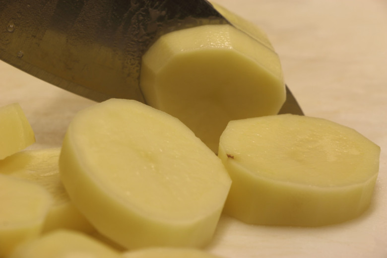 taglio delle patate per ricetta con baccala